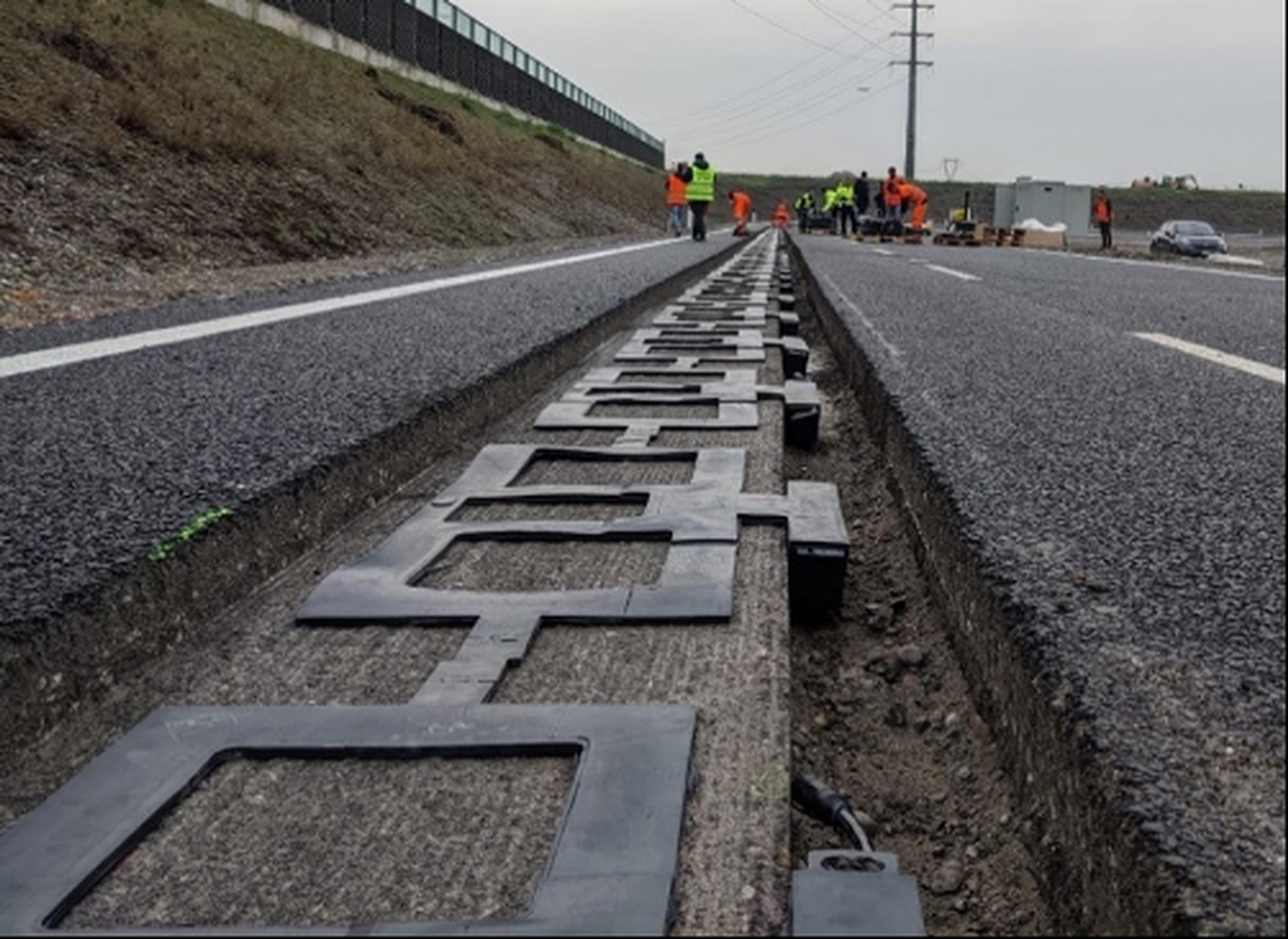 Dynacov uses dynamic wireless transfer technology to establish an automatic connection between subscribing vehicles and metal coils fitted below the road surface